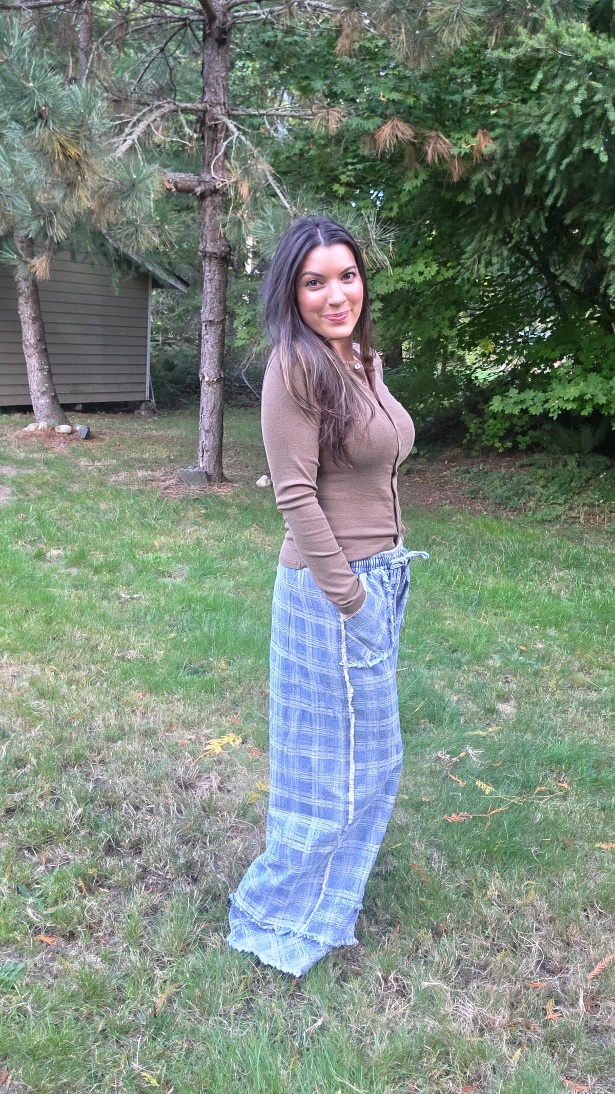 FRAYED DETAIL PLAID WIDE LEG JEANS WITH DUAL POCKETS