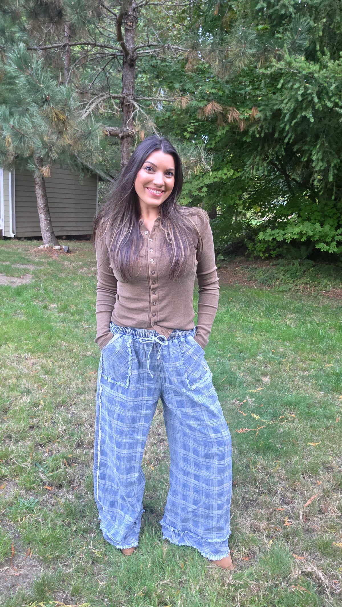 FRAYED DETAIL PLAID WIDE LEG JEANS WITH DUAL POCKETS